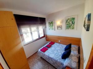 a small bedroom with a bed and a window at APARTAMENTO VISTAS AL MAR, 11 Planta, 50M PLAYA!! in Miramar