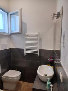 un bagno con un water bianco e un lavandino di GIORGISA a Palermo