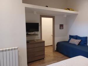 una camera da letto con un letto e una TV a schermo piatto di GIORGISA a Palermo