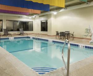 una gran piscina con sillas y mesas en Hyatt Place Boston/Medford, en Medford
