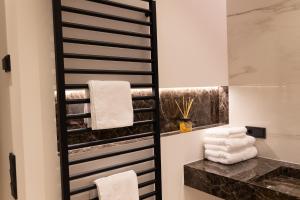 Un baño con un toallero blanco y negro. en Luxury Apartment Villa Ortler, en Merano 27 fotos más