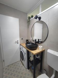 y baño con lavabo, espejo y lavadora. en SUNSET STATION APARTMENTS ZAGREB, en Zagreb 31 fotos más