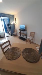 TV a/nebo společenská místnost v ubytování Los Abrigos 2 apartments Guest House Ocean relax, wifi, playas