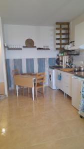 Kuchyň nebo kuchyňský kout v ubytování Los Abrigos 2 apartments Guest House Ocean relax, wifi, playas