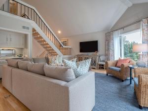 - un salon avec un canapé et un escalier dans l'établissement 751 Spinnaker Beach House, à Seabrook Island