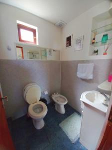 a bathroom with a toilet and a sink at Ushuaia magnífica, cabaña 3 dormitorios in Ushuaia