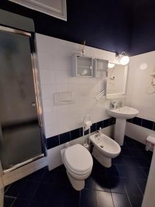 ラ・スペツィアにあるNest Restのバスルーム(トイレ、洗面台、シャワー付)