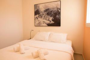 1 dormitorio con 1 cama con 2 toallas en Two Bedrooms - Spacy Family Apartment - Ben yehuda - Host By Bookiz en Tel Aviv