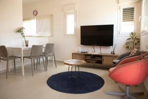 Μια τηλεόραση ή/και κέντρο ψυχαγωγίας στο Two Bedrooms with Balcony Port & Beach TLV