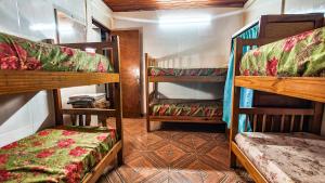 Una cama o camas cuchetas en una habitación  de El Paraiso Apart Hotel