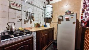 Una cocina o kitchenette en El Paraiso Apart Hotel