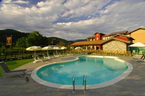 Piscina de la sau aproape de Hotel Cortese