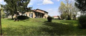 dom na trawniku z domem w obiekcie La Brocantine w mieście Corcelles-en-Beaujolais
