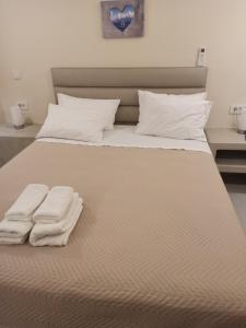 Una cama con dos toallas encima. en Apleton Beach House Kimolos at Zacharias Beach en Kimolos