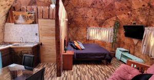 a bedroom with a bed and a sink in a room at Domos Mi Espacio Rustiko in San Carlos