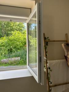ein Fenster in einem Zimmer mit Fensterbrett in der Unterkunft Escapade amoureuse - Jaccuzi et Sauna PRIVÉ in Fontenoy