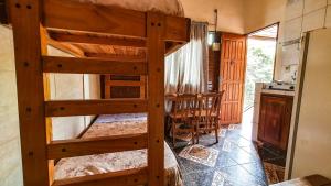 a bunk bed in a room with a kitchen at El Paraiso Apart Hotel in Puerto Iguazú