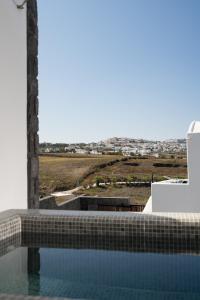 カルテラドスにあるSanta Mar ECO Suitesの家からの眺めの良いスイミングプール