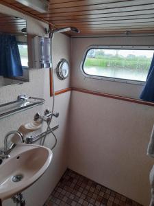 Gallery image of Une nuit sur l'eau à bord de l'IDEAAL in Nevers +6 photos