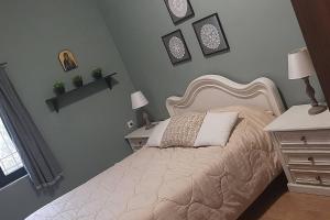 sypialnia z łóżkiem i komodą oraz łóżko sidx sidx sidx sidx w obiekcie Cottage Meraki w mieście Káto Kalésia