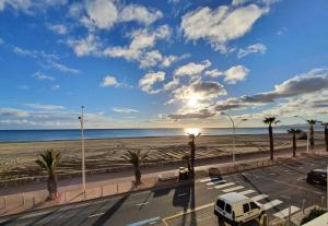 - Vistas a la playa desde un aparcamiento en Magnifique Vue Mer avec une chambre - Nouria 55 -, en Canet-en-Roussillon