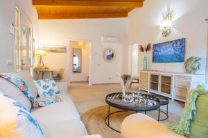sala de estar con sofá blanco y mesa en Alcudia Beach House en Alcudia
