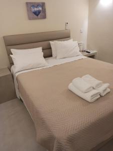 Una cama con dos toallas blancas encima. en Apleton Beach House Kimolos at Zacharias Beach en Kimolos