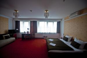 A bed or beds in a room at Canada Hotel Budapest