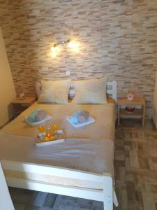 1 dormitorio con 1 cama con 2 bandejas y toallas en Apartmani Daria & Jure en Trogir
