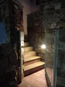 un conjunto de escaleras en un edificio de piedra con una puerta en il Corsaro, en Arbus