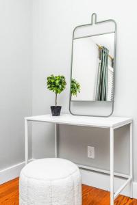 صورة لـ Bright + New - Fire Pit - Hammock - 3 bd في رالي