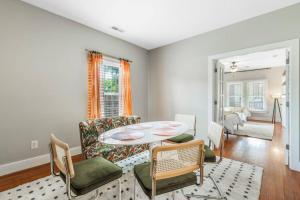 صورة لـ Bright + New - Fire Pit - Hammock - 3 bd في رالي