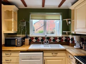Mynd úr myndasafni af 4-bed Cotswold getaway with hot tub & gaming room í Churchdown