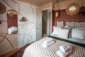 Mynd úr myndasafni af 4-bed Cotswold getaway with hot tub & gaming room í Churchdown