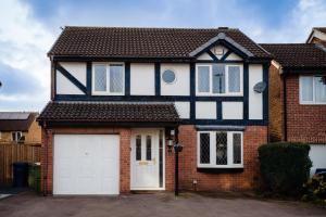 Mynd úr myndasafni af 4-bed Cotswold getaway with hot tub & gaming room í Churchdown