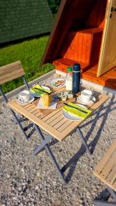 una mesa de picnic con comida encima en Kamp restavracija Gladiator en Žetale