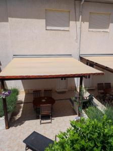 Rõdu või terrass majutusasutuses Rooms Carija