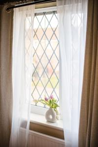Mynd úr myndasafni af 4-bed Cotswold getaway with hot tub & gaming room í Churchdown