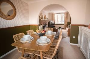 Mynd úr myndasafni af 4-bed Cotswold getaway with hot tub & gaming room í Churchdown
