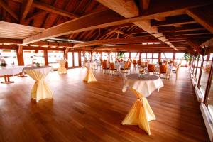 un salón de banquetes con mesas y sillas blancas en Achalm Hotel, en Reutlingen