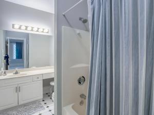 Koupelna v ubytování 2873 Hidden Oak Drive + 39 fotografií