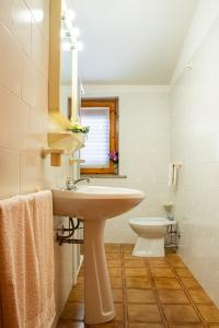 bagno con lavandino e servizi igienici di Hotel L'Aragosta a La Caletta