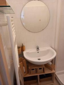 A bathroom at CASETTA DEI RICCI