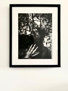une photo en noir et blanc d'une femme dans un cadre photo dans l'établissement Le Loft de Barbizon, à Barbizon