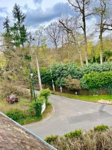 une route sinueuse avec un feu de rue latéral dans l'établissement Le Loft de Barbizon, à Barbizon