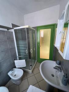 uma casa de banho com um lavatório, um WC e um chuveiro em La Panoramica em Colazza