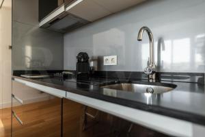 kuchnia ze zlewem ze stali nierdzewnej w blacie w obiekcie Marvellous Penthouse with terrace & Cathedral views by REMS w Maladze +37 zdjęć