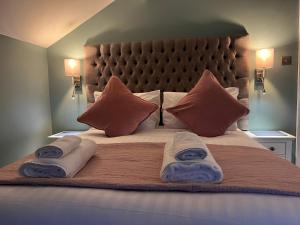 duże łóżko z dwoma ręcznikami na górze w obiekcie High Street Apartment w mieście Windermere