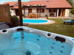 Bazén v ubytování Villa Nika nebo v jeho okolí