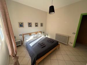 um quarto com uma cama grande num quarto em La Panoramica em Colazza